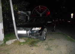 Пьяный на иномарке врезался в два автомобиля и сбил ставропольчанку на остановке