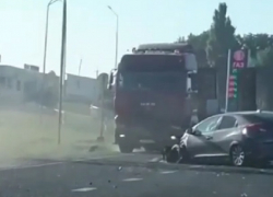 Большая пробка собралась из-за ДТП под Ставрополем и попала на видео 