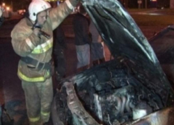 Автомобиль внезапно загорелся на сельской улице на Ставрополье