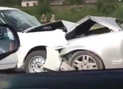 «Французский поцелуй» белой «Приоры» и «Мерседеса» на выезде из Кисловодска сняли на видео