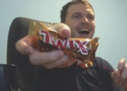 Коварный сладкоежка дождался ухода продавщицы и вынес из магазина целую коробку «Твикс» на Ставрополье 