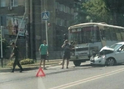 Пассажирский автобус сильно смял кузов белой иномарки на «зебре»  в Ставрополе 