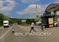 Шокирующее видео с выбежавшим под фуру ребенком на дороге заставило негодовать ставропольчан