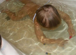 Оставила в ванне и ушла праздновать: 6 месяцев исправительных работ получила мать за смерть своего сына на Ставрополье