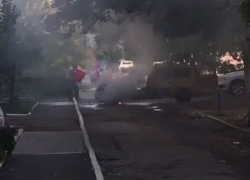 Ставрополец судорожно тушил загоревшееся авто, пока очевидцы равнодушно снимали происходящее на видео