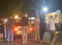 Мужчины устроили танцы в центре Пятигорска во время трагедии в Дагестане