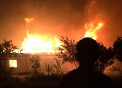 Пожарные с трудом потушили огонь, бушевавший в Новопавловске