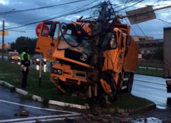 Большегруз врезался в опору с проводами на оживленном перекрёстке в Ставрополе