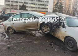 Восемь авто пострадало в Ставрополе из-за неудачного маневра у площади 200-летия