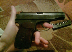 Дебошир стрелял в полицейских из пистолета 