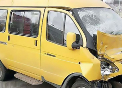 Маршрутка в МинВодах столкнулась с легковым автомобилем