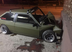 Лихач на тюнингованном ВАЗ-2108 влетел в стену в Пятигорске