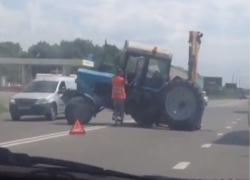 Неудавшийся дрифт стал причиной оторванного колеса трактора на трассе под Ставрополем