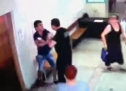 Потасовка охранника и пациента с поломанным позвоночником в поликлинике Пятигорска попала на видео