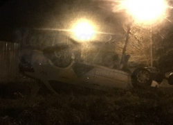 Иномарка «вылетела» в кювет и перевернулась на перекрестке в Ставрополе