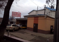 В автомастерской парня придавило автомобилем