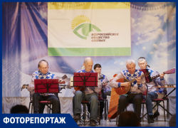 «Люди, которым нужна помощь»: в Ставрополе прошел фестиваль с участием слепых «Через искусство к свету»