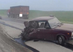 Троих пострадавших вытащили из смятой "КамАЗом" "семерки" на трассе Ставрополья