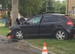 Страшное ДТП в Ставрополе: врезавшегося в столб водителя реанимируют на месте аварии