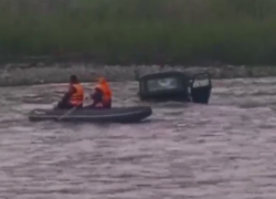 Спасшие парней из тонущей машины ставропольские спасатели попали на видео 