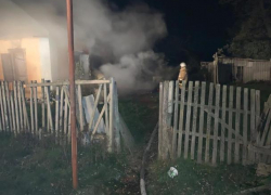 Во время пожара в заброшенном доме на Ставрополье погиб человек