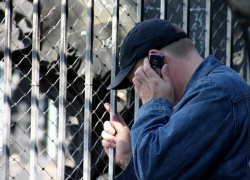 У жителя Кисловодска на улице отобрали телефон и драгоценности