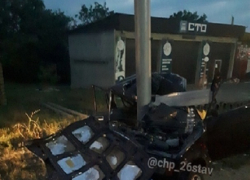 «Семерка» на полной скорости вписалась в столб на Ставрополье