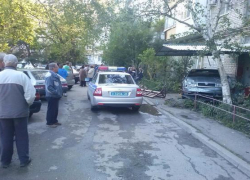 Пьяный водитель в Невинномысске снес беседку с десятилетней девочкой