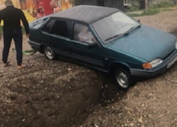 Отечественная «легковушка» провалилась в траншею на КМВ