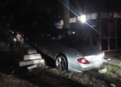 Пьяный водитель "Мерседеса" влетел в колонны в Минводах