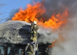    Сразу 9 спасателей тушили сильный пожар на Ставрополье