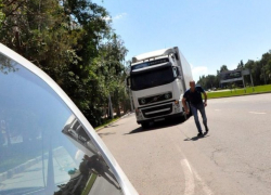 Разъяренный дальнобойщик избил водителя "легковушки" и испортил его авто в Ставрополе