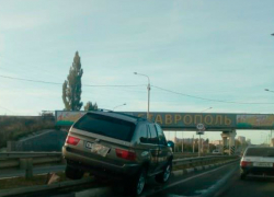 Внедорожник BMW при выезде из города налетел на ограждение в Ставрополе