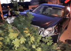 Неудачливый водитель в Ставрополе "влетел" в дерево 