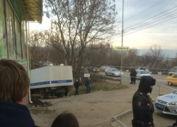 В Кисловодске толпа окружила признавшегося в убийстве Артема Акопяна во время следственного эксперимента 