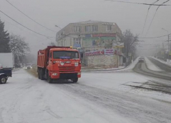 Сюрпризы непогоды устраняют коммунальщики Ставрополя с помощью более 300 тонн песка и соли