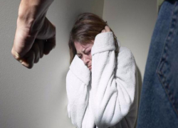 Жестокий садист регулярно избивал беременную жену в безлюдных местах и угрожал убийством ее отцу в Ставрополе