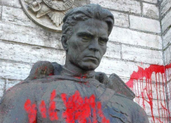 Малолетняя вандалка изуродовала памятник героям Великой Отечественной войны на Ставрополье