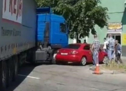 Курьезное ДТП стало причиной масштабной пробки в Ставрополе 