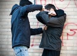   Около полугода мужчина терроризировал знакомого и вымогал деньги на Ставрополье