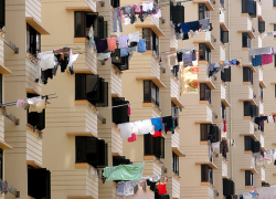 В Минеральных Водах мужчина оперся на оконную раму и выпал из окна