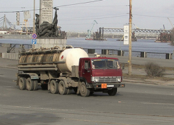На трассе Астрахань-Ставрополь после ДТП загорелась цистерна с нефтью