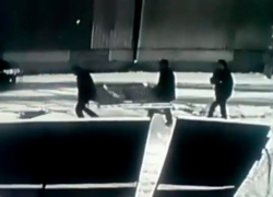 Кража металлических ворот в Ессентуках попала на видео