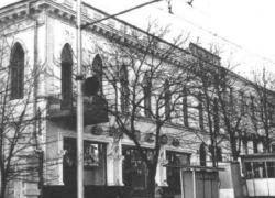 «Подпольный кружок гимназистов и бронированная комната»: какие тайны хранило здание в греческом стиле