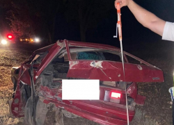 Мужчина, заводивший легковушку «с толкача», погиб под колесами автомобиля на Ставрополье