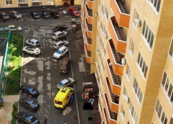 В Ставрополе из окна многоэтажки выпала девушка