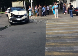 Черный «Мерседес» отбросило к стене после ДТП с белым внедорожником в Ставрополе