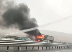 Мощный пожар уничтожил кузов грузовика попал на видео в Ставропольском крае