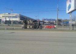 На проспекте Кулакова перевернулся грузовик