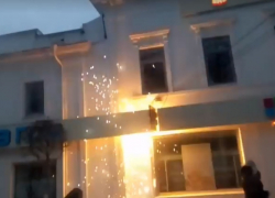 В Ставрополе возле мэрии взорвалась вывеска